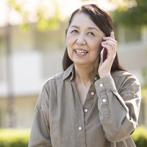 通話するシニア女性